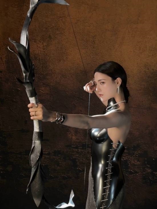 《封神》女主娜然仿生機(jī)械姬妝造走秀：金屬胸衣驚艷全場(chǎng)