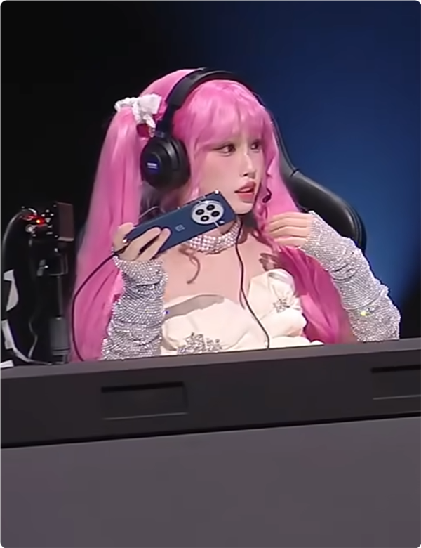 一加13真機上手首秀！藍黑雙色亮相：家族式合頁設(shè)計成歷史