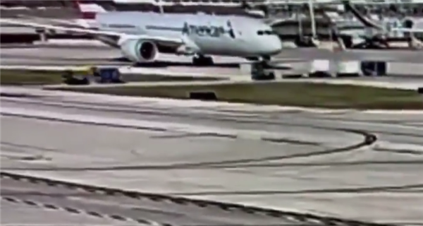美國一波音787客機發(fā)動機吸入行李集裝箱 事故原因太巧合
