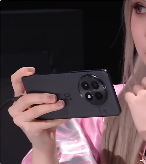 一加13真機上手首秀！藍黑雙色亮相：家族式合頁設(shè)計成歷史