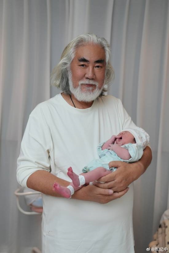 73歲張紀(jì)中再當(dāng)?shù)?曬六口全家福合影畫面溫馨引圍觀：網(wǎng)友送祝福