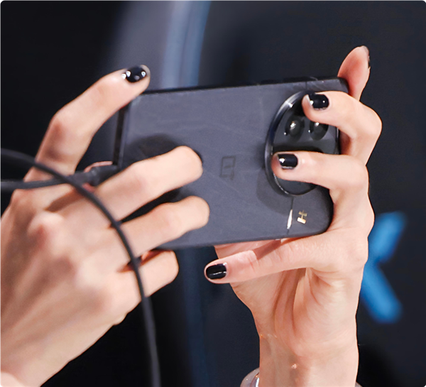 一加13真機上手首秀！藍黑雙色亮相：家族式合頁設(shè)計成歷史