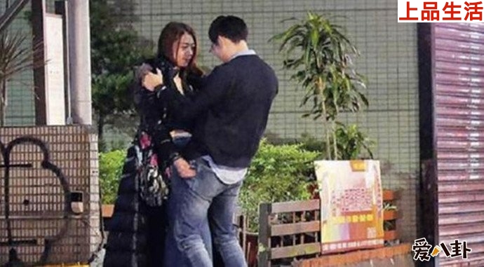 陳綺貞街頭與男子親密