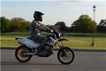 現(xiàn)場慘烈！兩人騎摩托車倒地遭面包車二次碾壓：官方通報