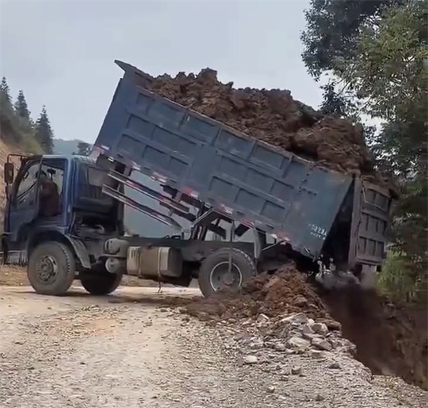 云南一司機(jī)卸貨不慎連人帶車滾下山崖 官方：系操作不當(dāng)