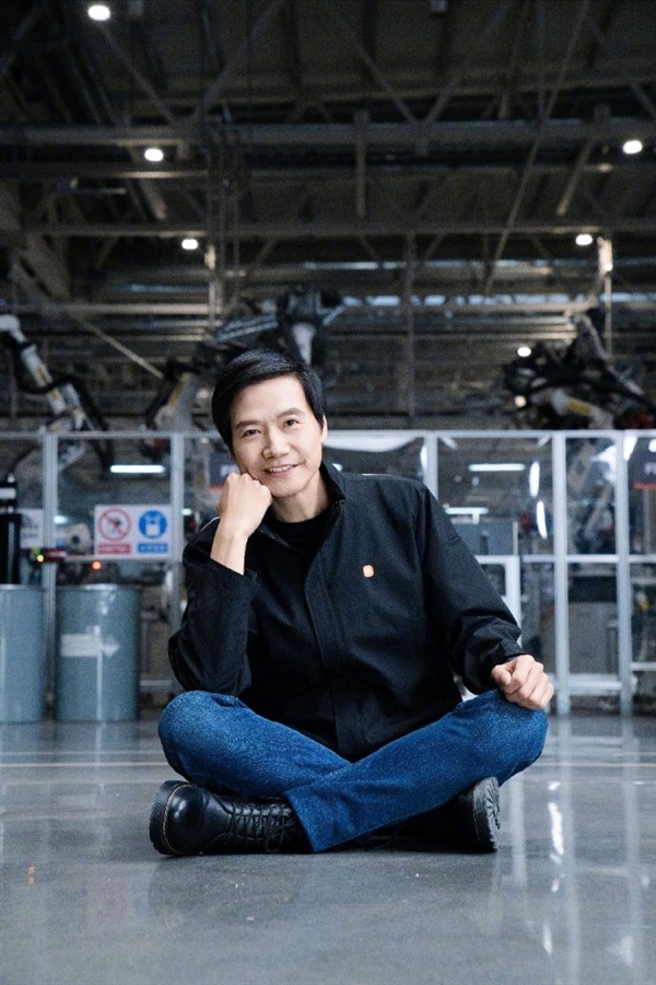 雷廠長進廠！雷軍曬車間席地而坐照片：提醒早點出門免得堵車