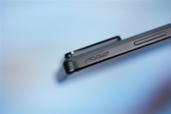 行業(yè)首發(fā)185Hz高刷新率！ROG游戲手機9 Pro圖賞