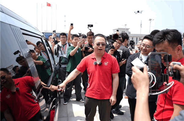 周鴻祎賣掉邁巴赫買了12輛國(guó)產(chǎn)車：極氪、比亞迪、問界全都有