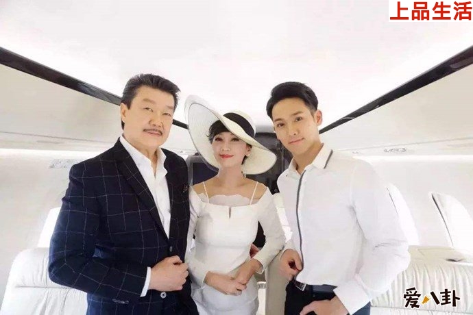 趙雅芝與丈夫兒子合影