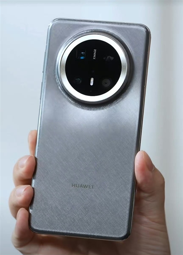華為年度機(jī)皇！Mate 70 RS非凡大師外觀曝光：采用八邊形鏡頭設(shè)計
