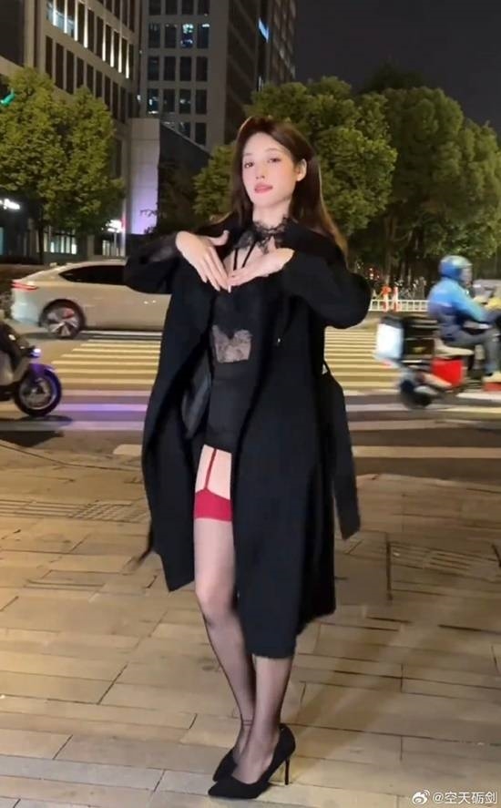 前體操冠軍被指擦邊 取悅網(wǎng)友有錯嗎