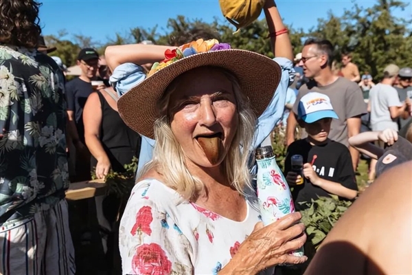 長滿毛刺還有毒的蕁麻：一小哥愣是30分鐘生吃35米