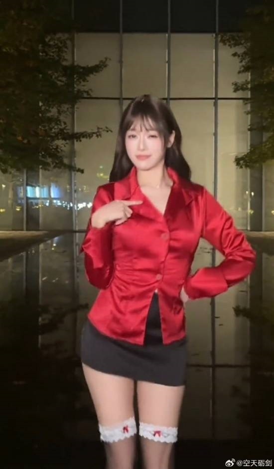 前體操冠軍被指擦邊 取悅網(wǎng)友有錯(cuò)嗎