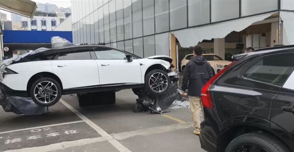 女子試駕錯(cuò)把油門當(dāng)剎車 沖進(jìn)4S店撞壞5輛車損失百萬：官方回應(yīng)