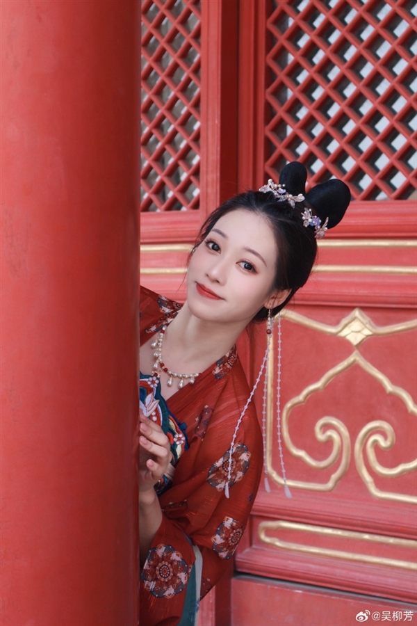 網(wǎng)友贊三觀正！吳柳芳：擦邊漲很多粉但我不稀罕 是公司要求只能聽從