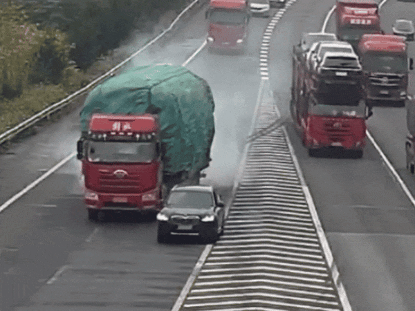 小車(chē)高速錯(cuò)過(guò)路口隨意變道 大貨車(chē)剎車(chē)都踩冒煙了