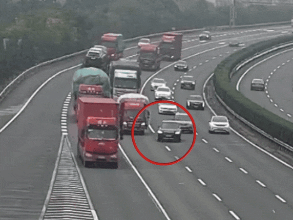 小車(chē)高速錯(cuò)過(guò)路口隨意變道 大貨車(chē)剎車(chē)都踩冒煙了