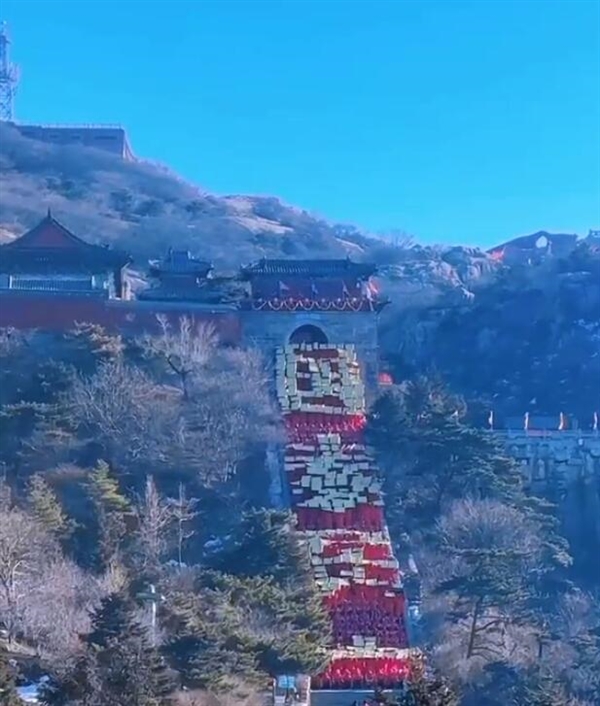 網(wǎng)友爬泰山遇央視跨年晚會彩排：場面壯觀