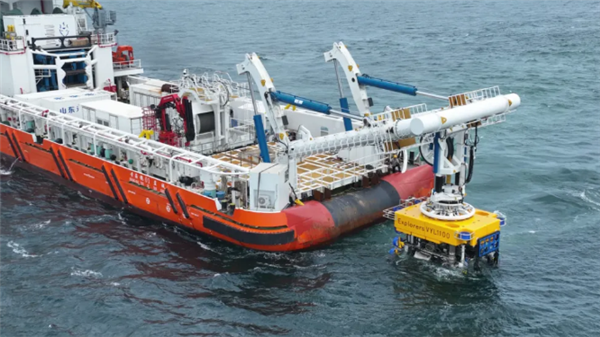 我國首臺作業(yè)時速公里級水下敷纜機器人完成下水測試：敷埋作業(yè)1000米/小時