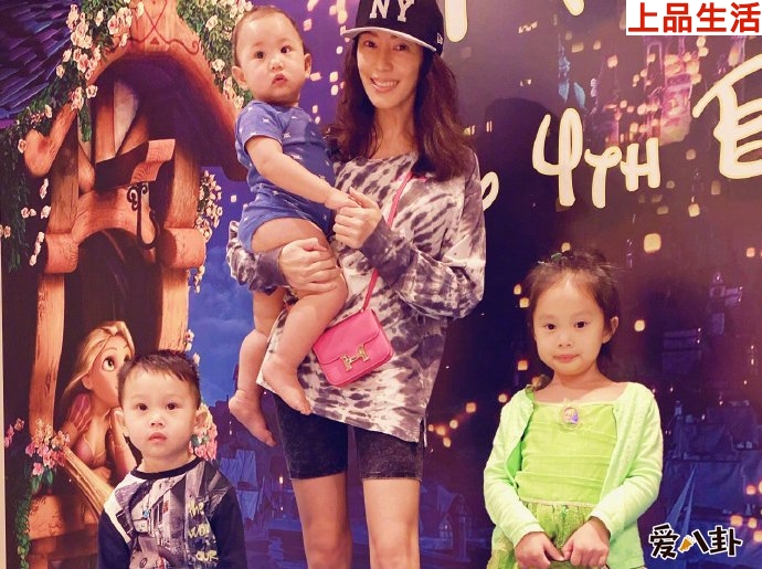 關(guān)穎與她的三個(gè)小孩