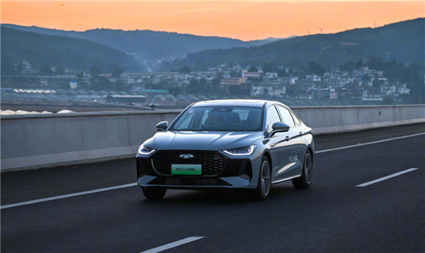 劍指比亞迪秦PLUS DM-i！奇瑞風(fēng)云A8L今日上市：滿油滿電能跑2307.8km