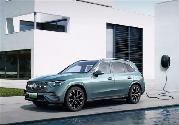 搭載2.0T插混系統(tǒng)！奔馳長軸距GLC典藏版上市 售價51.8萬元