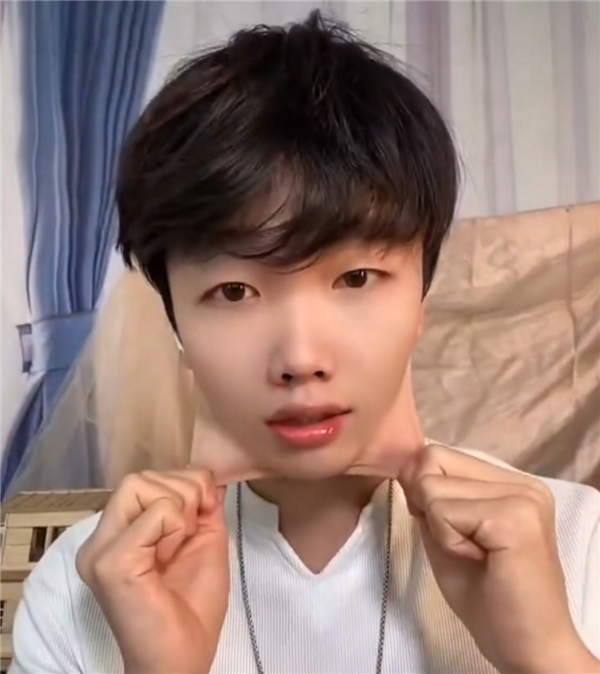 男子暴瘦110斤后被質疑戴人皮面具 皮膚能扯很長：本人回應