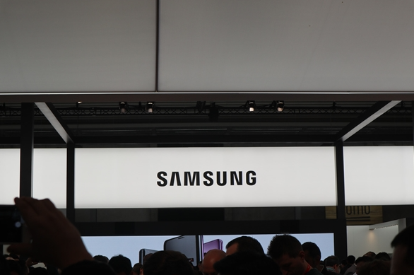 折疊屏手機熱度衰退！三星計劃明年縮減40%出貨量