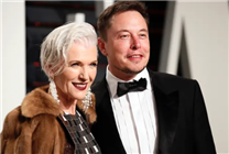 馬斯克76歲母親在中國火了：自稱幾乎每個月都要來