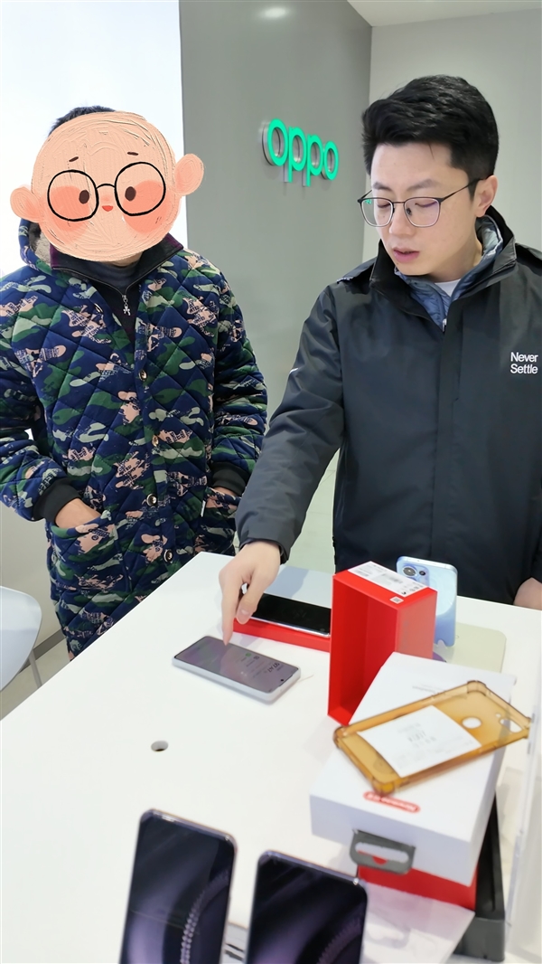 李杰碰到成都一哥們穿著家居服來買一加Ace 5：看完發(fā)布會很滿意