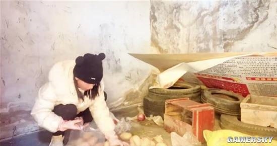 女網(wǎng)紅拿無人區(qū)救命糧喂狗 被質(zhì)問后稱遭到了網(wǎng)暴