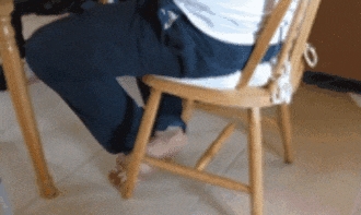 看到抖腿就發(fā)狂 英國(guó)女子離開(kāi)家人獨(dú)自生活