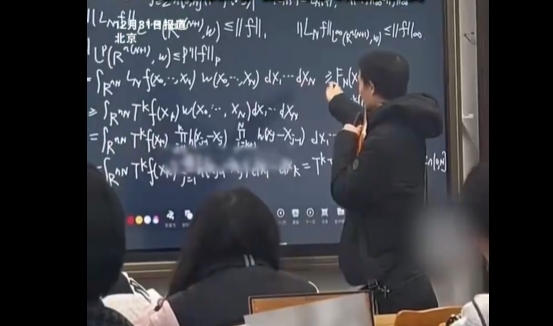 北大韋神板書曝光：果然數(shù)學(xué)的盡頭是英語(yǔ) 一句中文也沒有