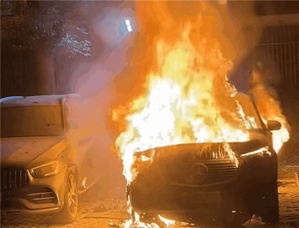 奔馳EQ電動(dòng)車起火燒報(bào)廢：一旁的奔馳油車跟著遭殃