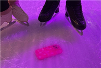 冰雪奇緣iPhone版！手機在滑冰場冰封兩個月：取出后竟還能正常用