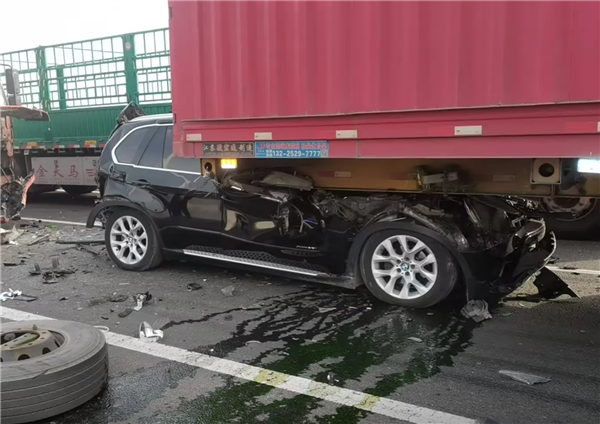 寶馬被追尾撞進貨車底 車主稱座椅秒放倒自己僅輕傷