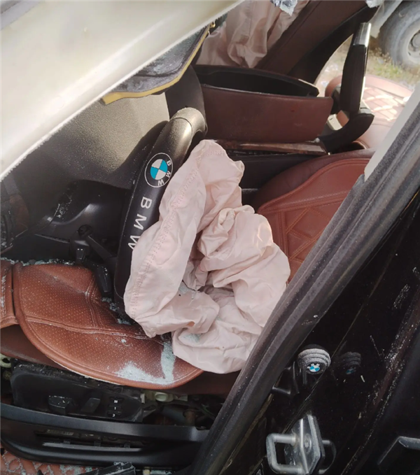 寶馬被追尾撞進貨車底 車主稱座椅秒放倒自己僅輕傷