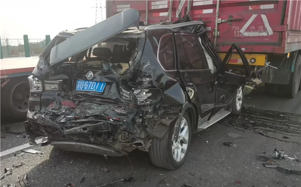 寶馬被追尾撞進貨車底 車主稱座椅秒放倒自己僅輕傷