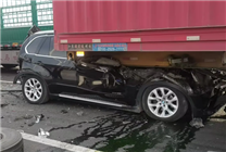 寶馬被追尾撞進貨車底 車主稱座椅秒放倒自己僅輕傷