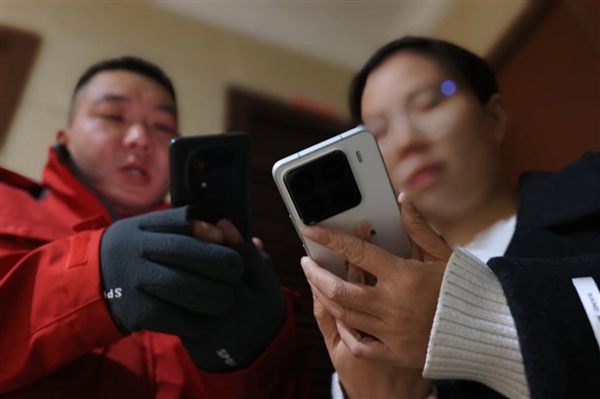 國(guó)補(bǔ)首日！京東凌晨送達(dá)手機(jī)國(guó)補(bǔ)第一單：是臺(tái)白色小米15