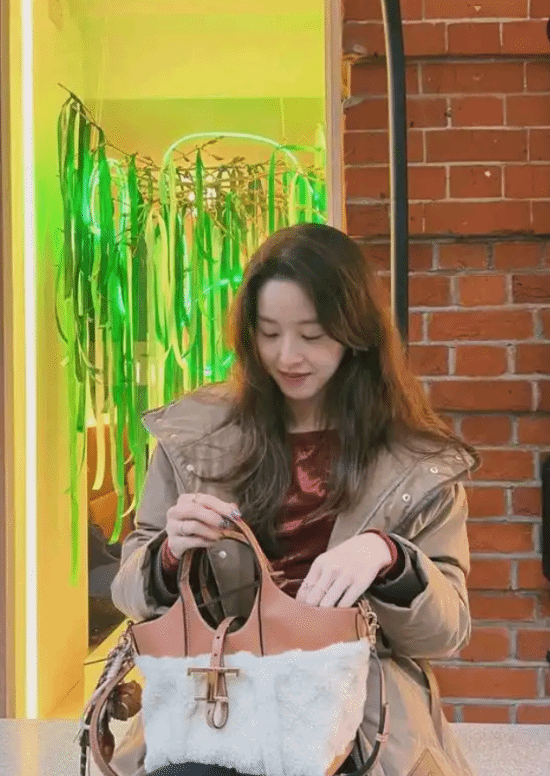 章澤天罕見曬美照：一身貴婦搭配 臉仍青春靚麗