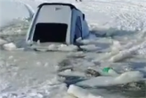 哈爾濱兩輛汽車陷入冰窟致一死：其中一輛皮卡救援時落水