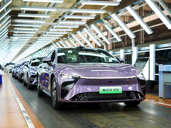 星紀元ES增程版首批量產(chǎn)車正式下線：續(xù)航1645km、17.5分鐘充至80%