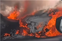 油車高速上追尾小米SU7 結果油車起火引燃小米SU7