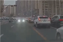 叫囂三者300萬什么都能賠 男子逆行又插隊逼停出租車：罰款+記分