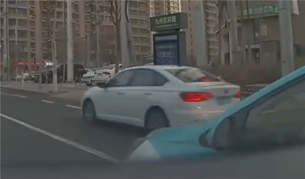 叫囂三者300萬什么都能賠 男子逆行又插隊逼停出租車：罰款+記分