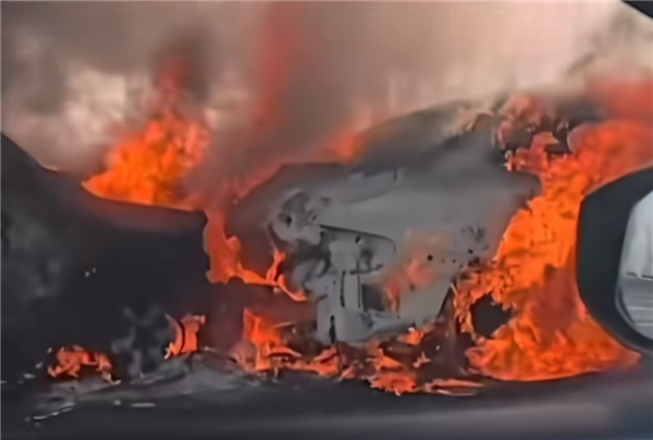 油車高速上追尾小米SU7 結果油車起火引燃小米SU7