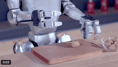 宇樹(shù)機(jī)器人讓中國(guó)足球沖入“世界杯”！網(wǎng)友：新技能可太長(zhǎng)臉了