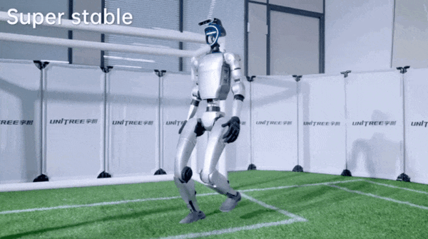 宇樹(shù)機(jī)器人讓中國(guó)足球沖入“世界杯”！網(wǎng)友：新技能可太長(zhǎng)臉了