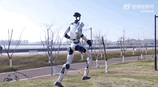 宇樹(shù)機(jī)器人讓中國(guó)足球沖入“世界杯”！網(wǎng)友：新技能可太長(zhǎng)臉了